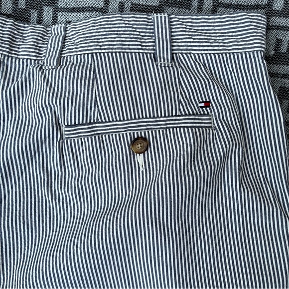 TOMMY HILFIGER Seersucker Casual Flat Front Shorts - Warm Charcoal & White - 36 - Picture 5 of 11